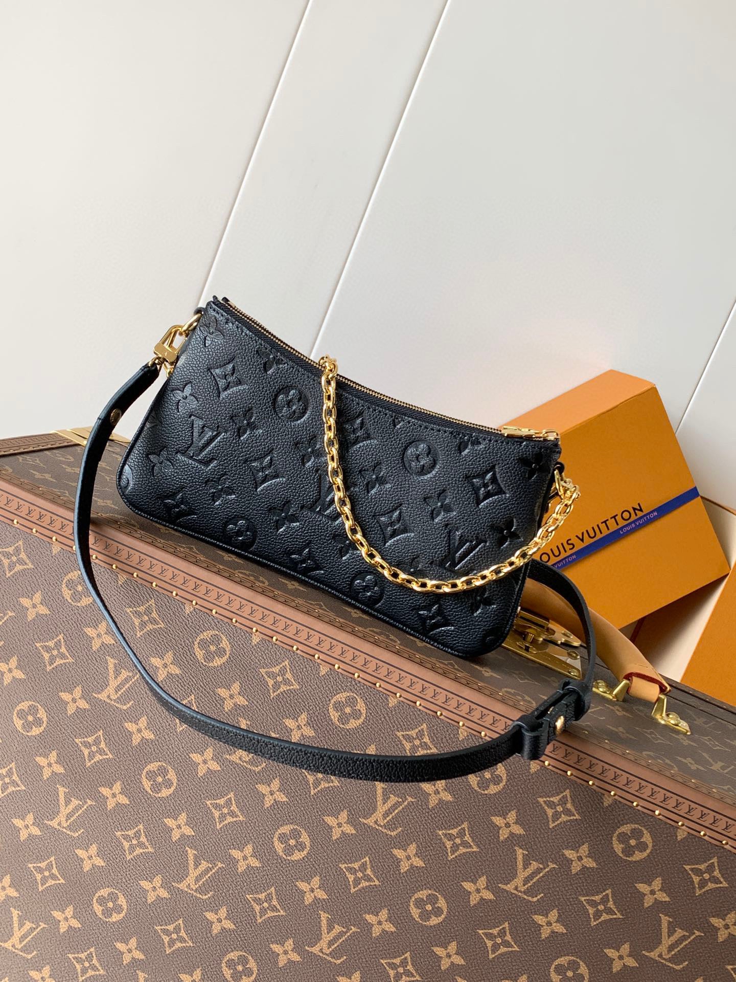 LOUIS VUITTON detachable and adjustable shoulder strap zipper closure embossed soft grain leather shoulder crossbody clutch women's black