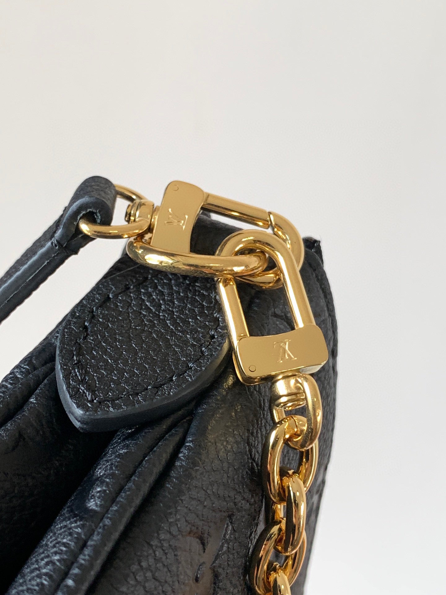 LOUIS VUITTON detachable and adjustable shoulder strap zipper closure embossed soft grain leather shoulder crossbody clutch women's black