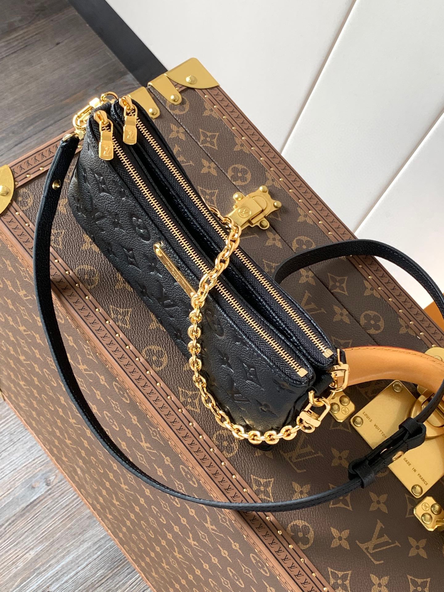 LOUIS VUITTON detachable and adjustable shoulder strap zipper closure embossed soft grain leather shoulder crossbody clutch women's black