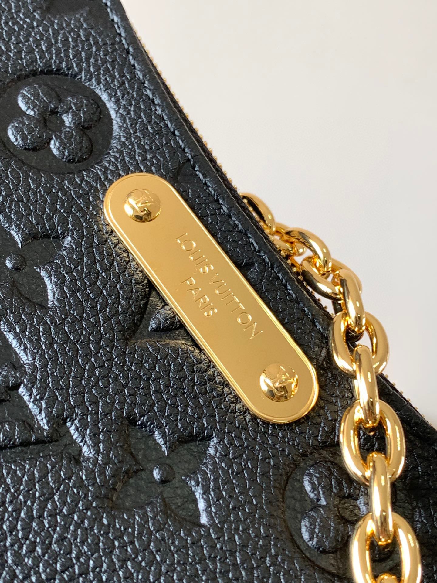 LOUIS VUITTON detachable and adjustable shoulder strap zipper closure embossed soft grain leather shoulder crossbody clutch women's black