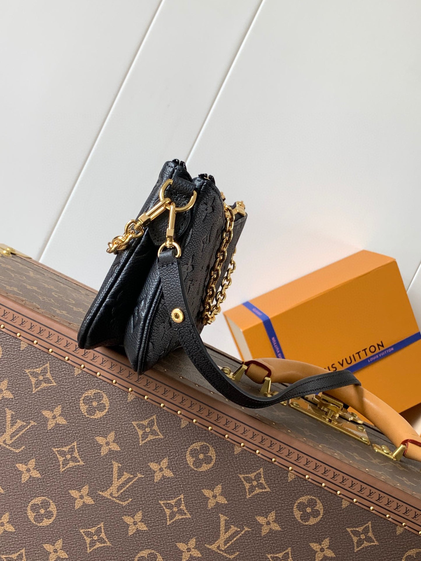 LOUIS VUITTON detachable and adjustable shoulder strap zipper closure embossed soft grain leather shoulder crossbody clutch women's black