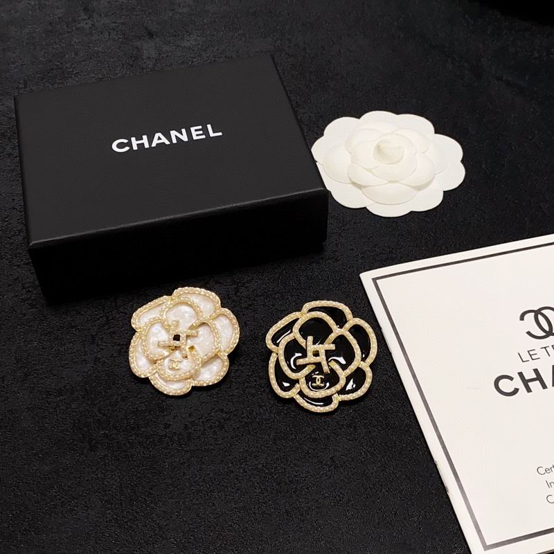 C.H.A.N.E.L Brooch 3