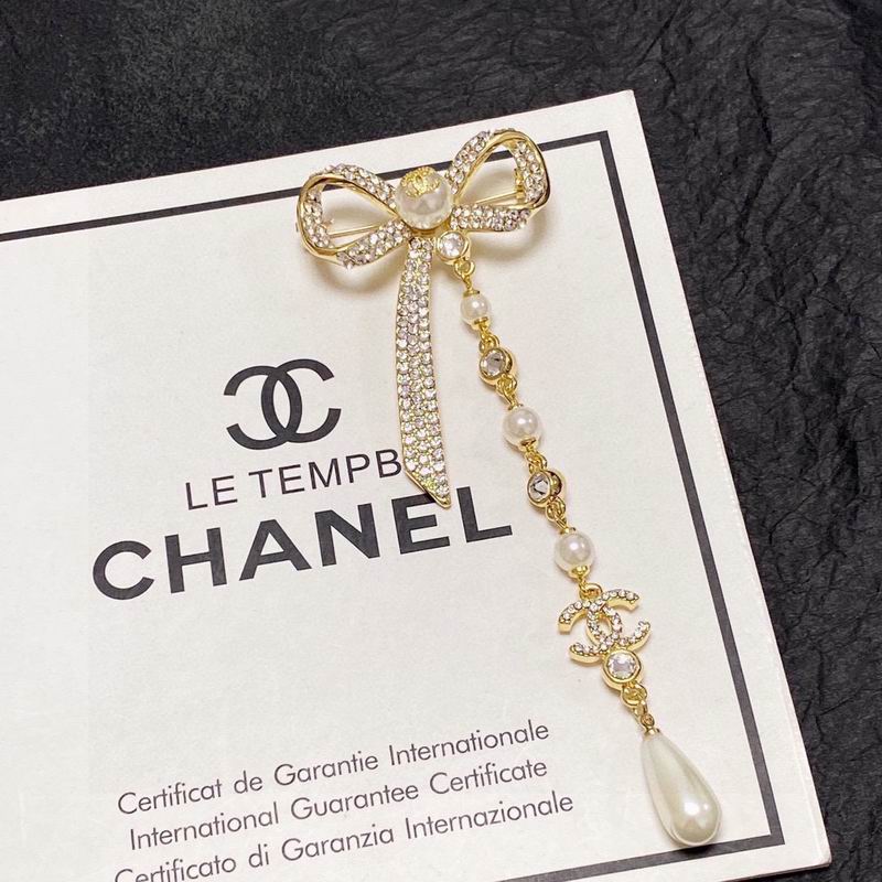 C.H.A.N.E.L Brooch 68