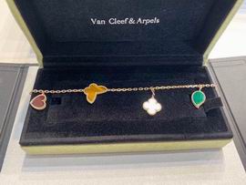 V.a.n Cleef & Arpels Bracelet 1