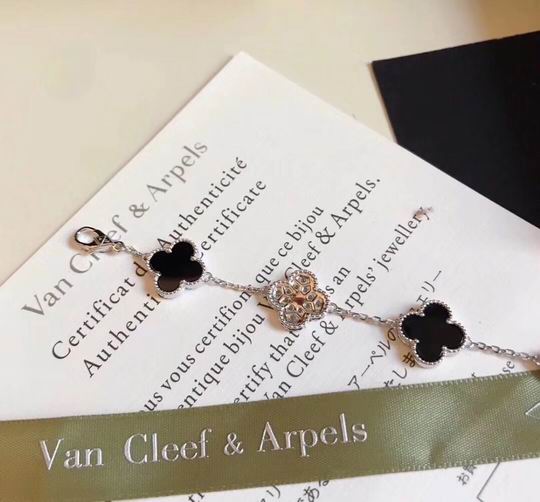 V.a.n Cleef & Arpels Bracelet 18