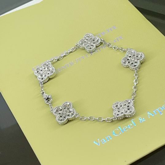 V.a.n Cleef & Arpels Bracelet 13