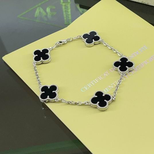 V.a.n Cleef & Arpels Bracelet 13