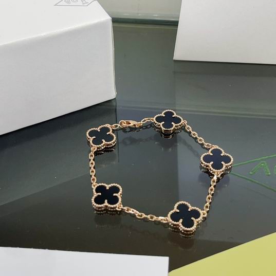 V.a.n Cleef & Arpels Bracelet 13