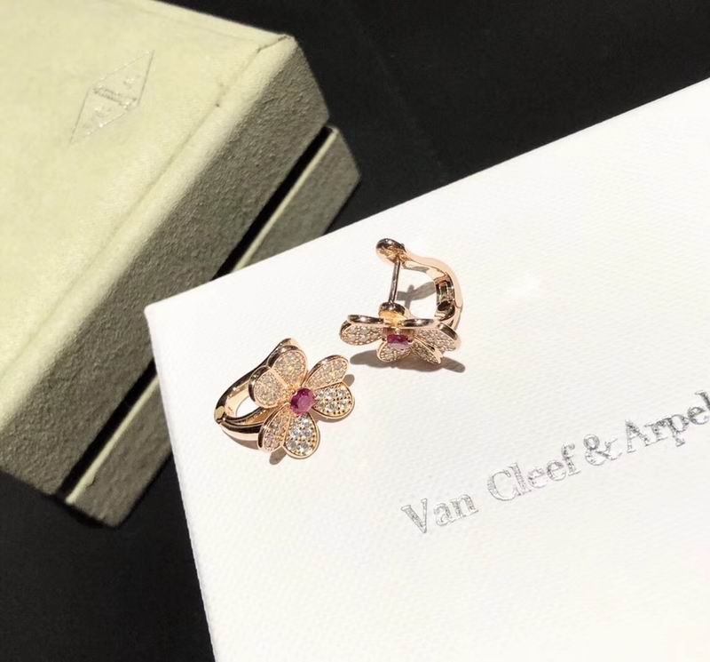 V.a.n Cleef & Arpels Earring 35