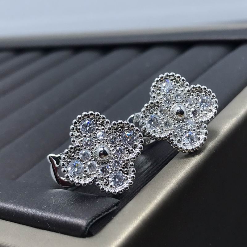 V.a.n Cleef & Arpels Earring 37