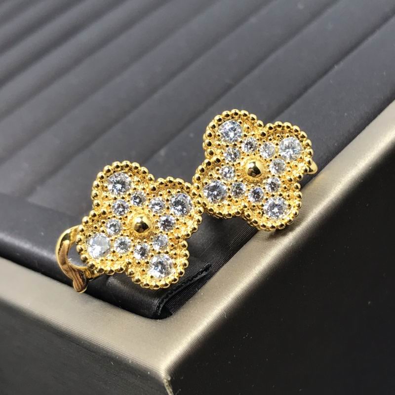 V.a.n Cleef & Arpels Earring 37