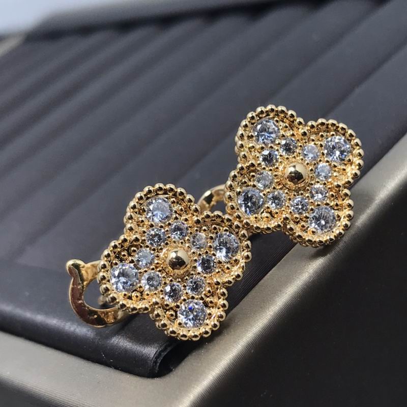 V.a.n Cleef & Arpels Earring 37