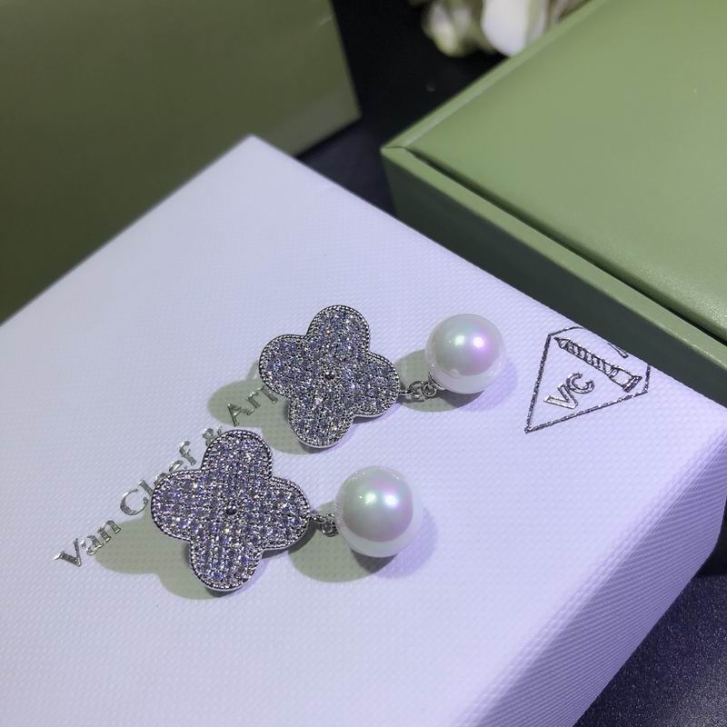 V.a.n Cleef & Arpels Earring 42