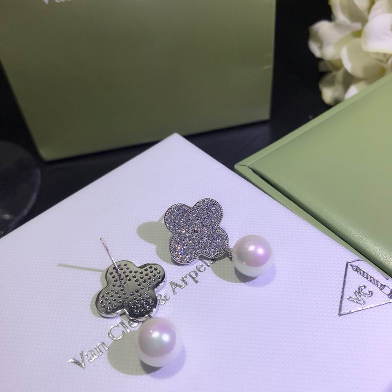 V.a.n Cleef & Arpels Earring 42