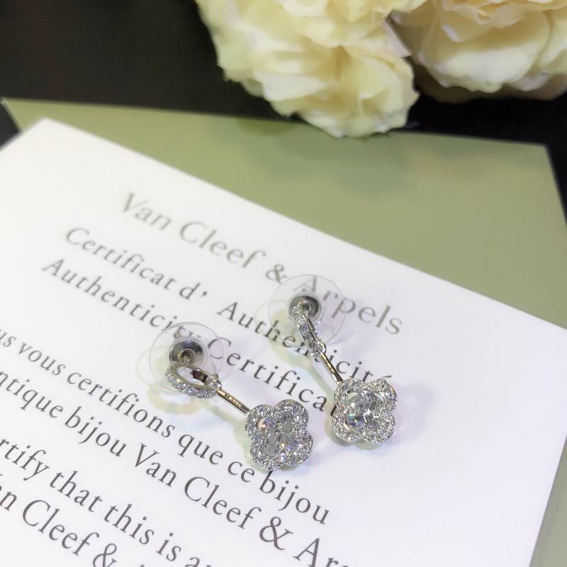 V.a.n Cleef & Arpels Earring 46