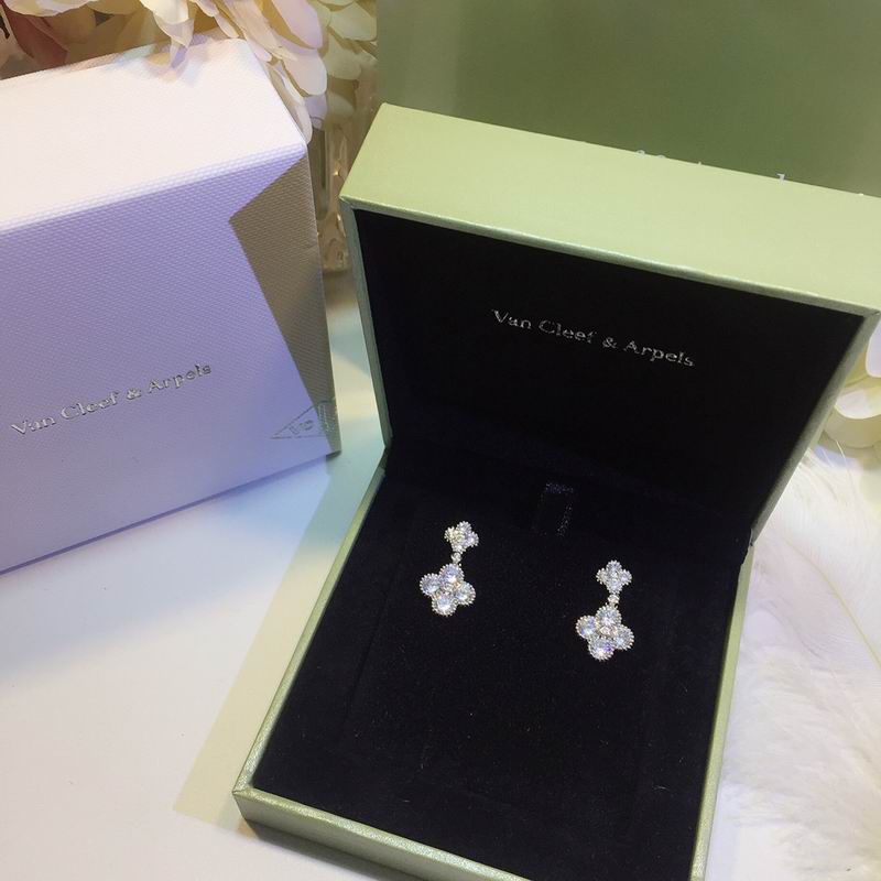 V.a.n Cleef & Arpels Earring 47