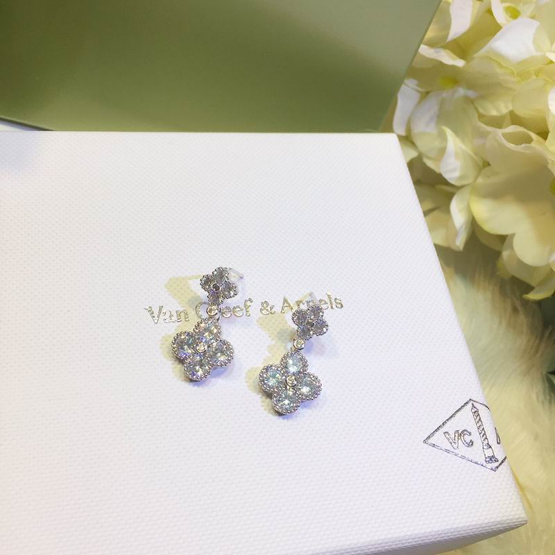 V.a.n Cleef & Arpels Earring 47