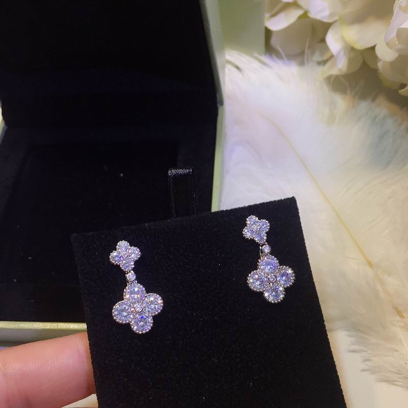 V.a.n Cleef & Arpels Earring 47