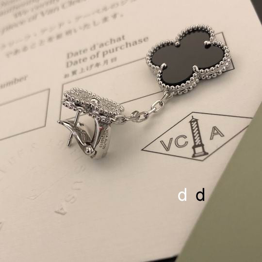 V.a.n Cleef & Arpels Earring 25