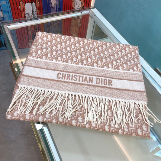 Dior's latest model · Oblique patterned scarf
