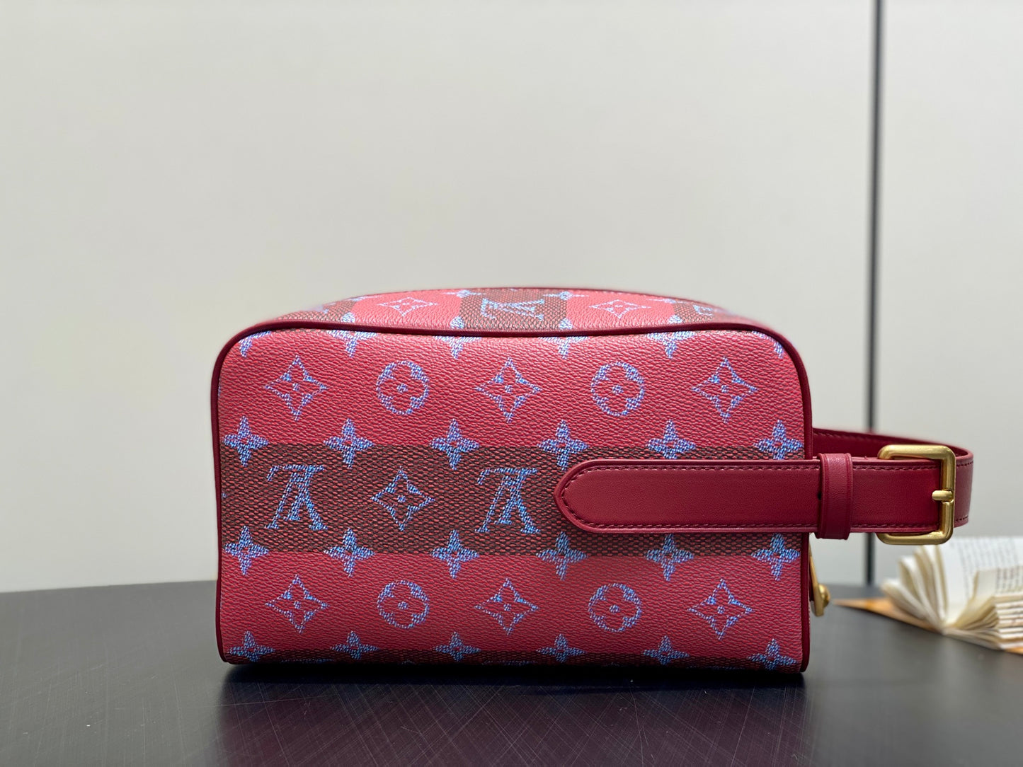 LOUIS VUITTON LOCKER DOPP KIT M36903