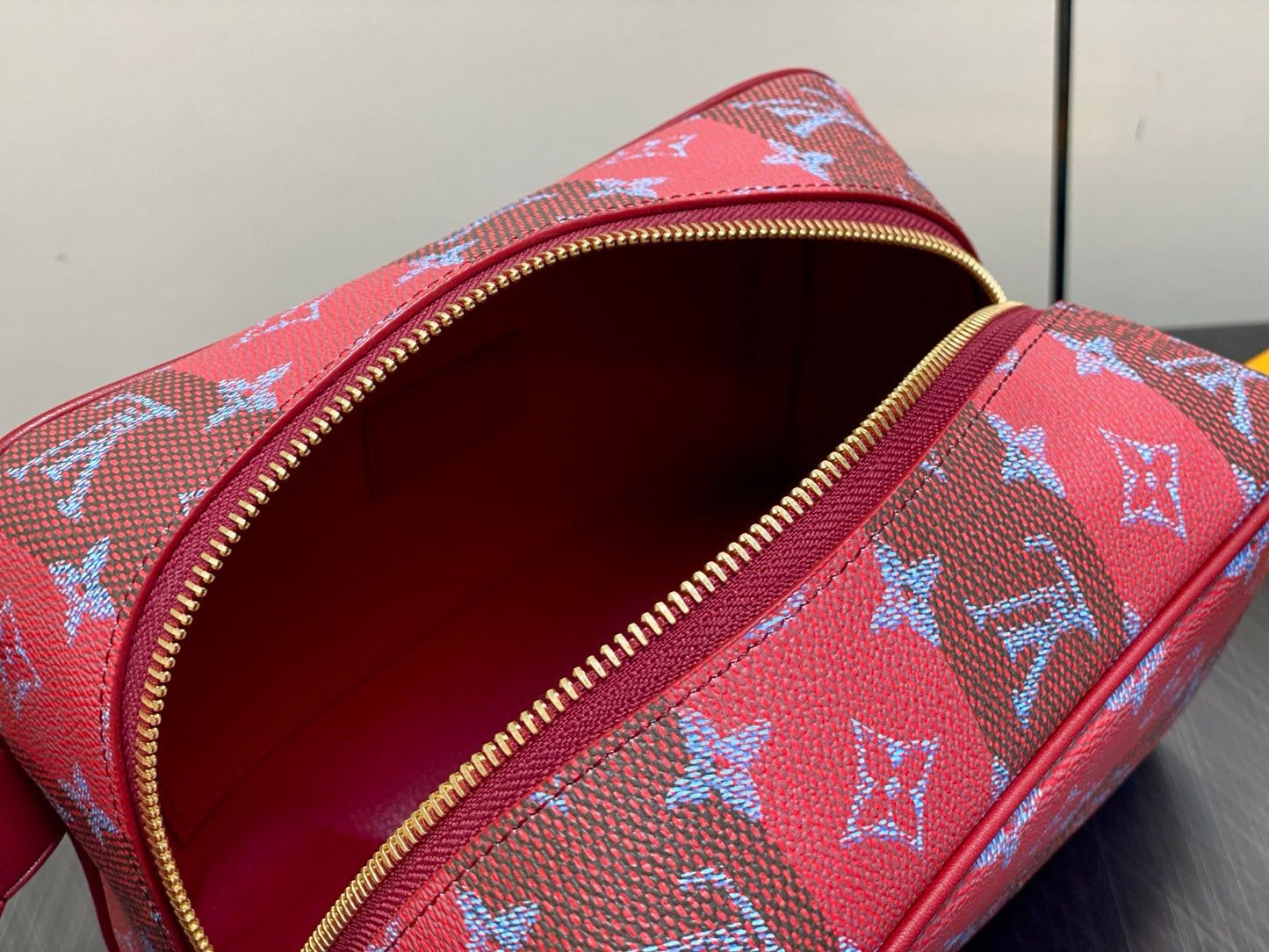 LOUIS VUITTON LOCKER DOPP KIT M36903
